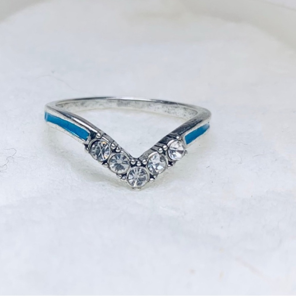 Elegant Silver and Blue Chevron Ring
